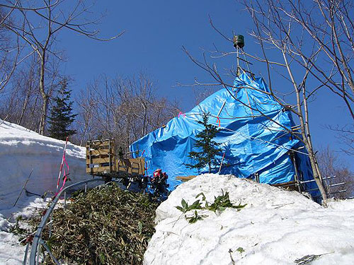 雪中の作業現場 (テント・外観）